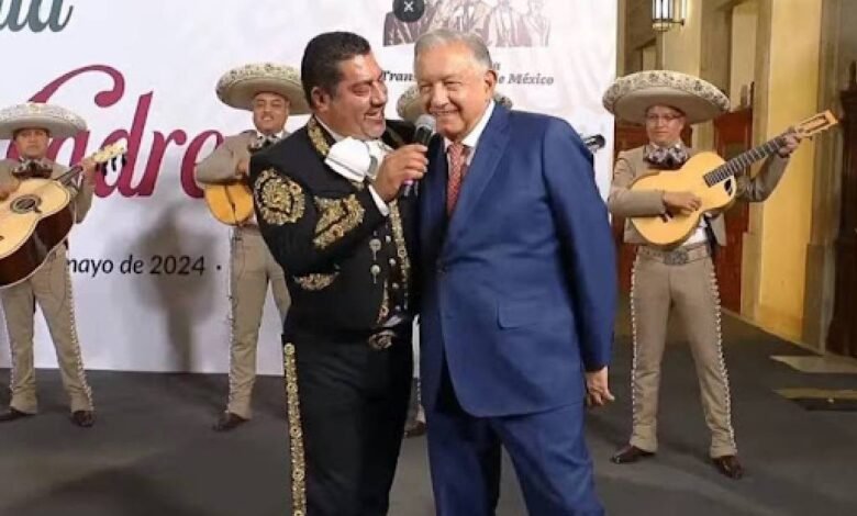 AMLO despide a su Gabinete de Seguridad con mariachis y tamales