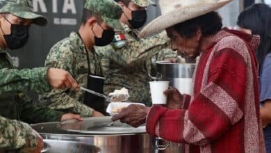 Acapulco intenta levantarse de la devastación dejada por "John"