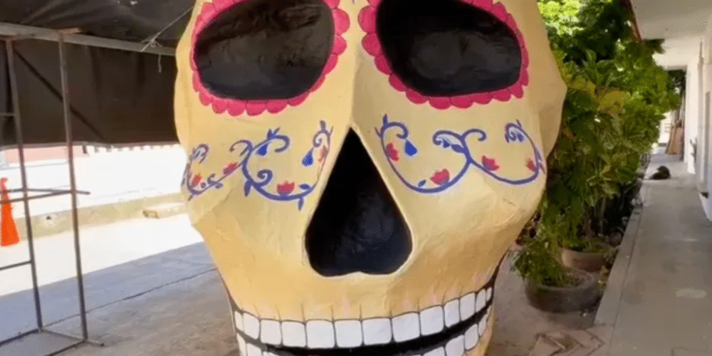 Artesanos de Veracruz crean catrina gigante de 30 metros