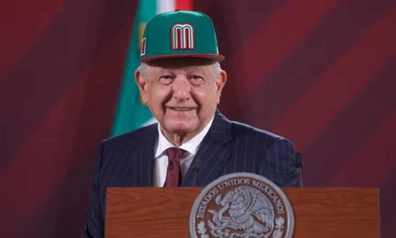 Venden en 55 mil pesos gorra supuestamente firmada por AMLO