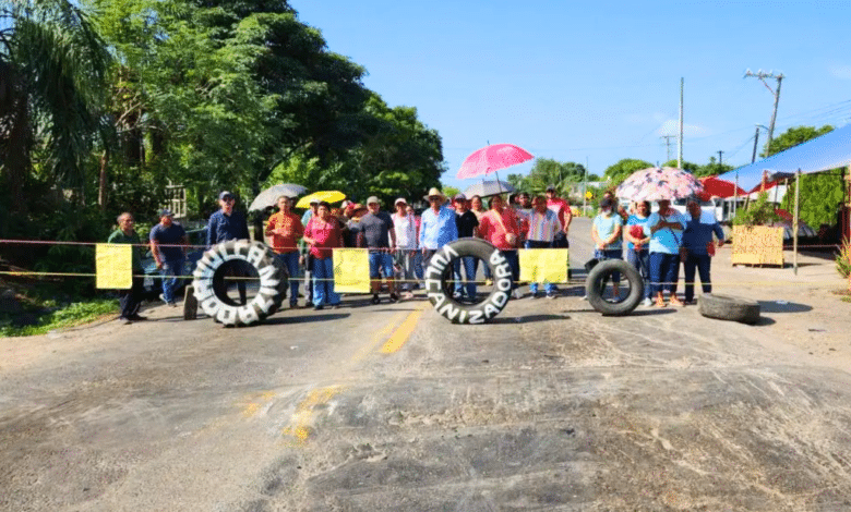 Bloqueo en Paso San Juan habitantes protestan por incremento en tarifas de transporte