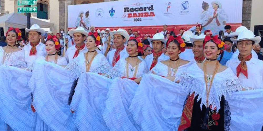 Orgullo veracruzano miles se unen para romper récord bailando “La Bamba”