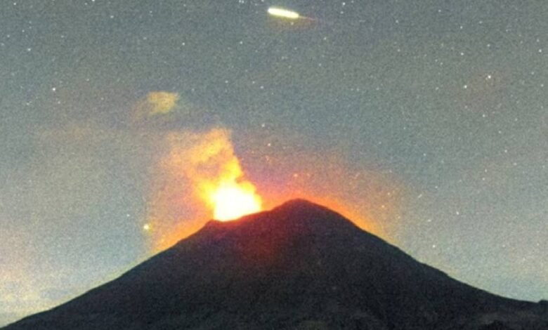 Captan una luz sobre el volcán Popocatépetl