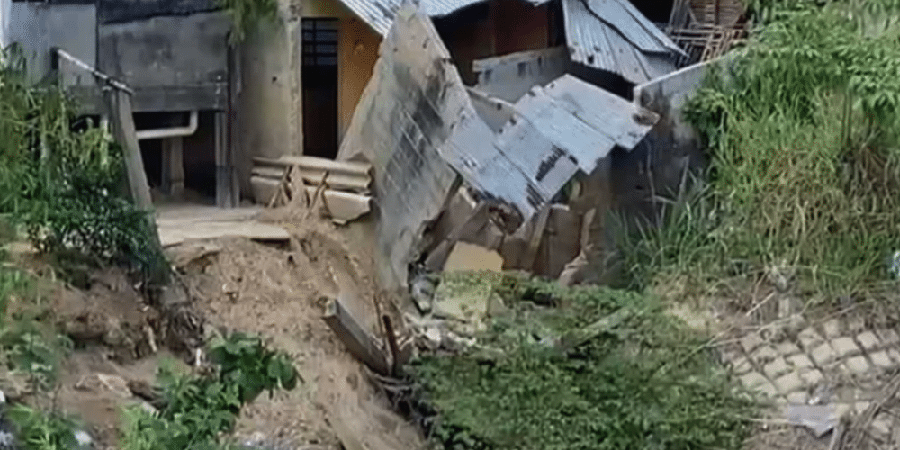 Crecida de arroyos provoca derrumbes y pone en riesgo viviendas en el sur de Veracruz