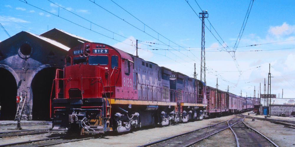 Locomotora impacta y arrastra vehículo en Veracruz; conductor resulta ileso