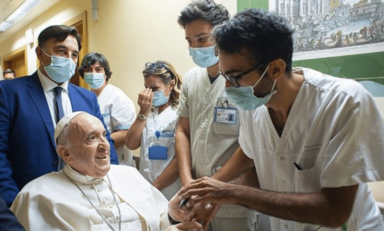 El Papa continúa con su tratamiento en el hospital Gemelli