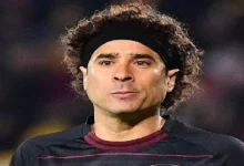 Guillermo Ochoa en el campo con el uniforme del AVS Futebol SAD, luciendo serio y concentrado durante un partido clave en la liga portuguesa