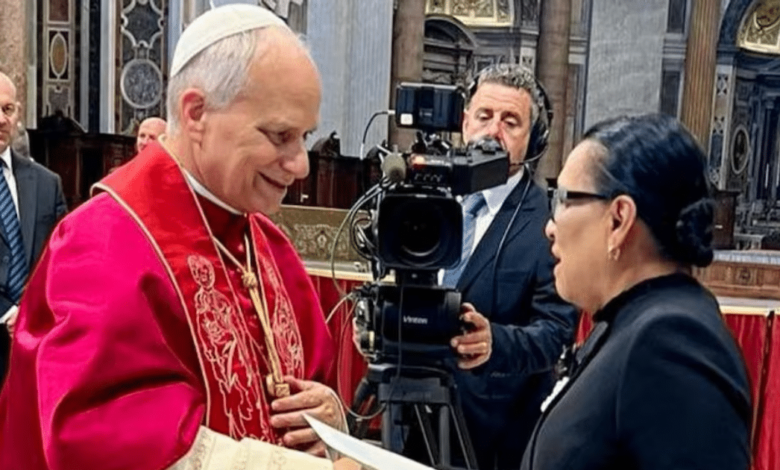 Rosa Icela entrega carta de invitación a México a papa León XIV