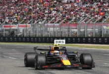 Imagen del auto de Yuki Tsunoda volcado y contra las barreras en el circuito de Imola tras accidente durante la clasificación del Gran Premio de Emilia-Romaña.
