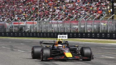 Imagen del auto de Yuki Tsunoda volcado y contra las barreras en el circuito de Imola tras accidente durante la clasificación del Gran Premio de Emilia-Romaña.