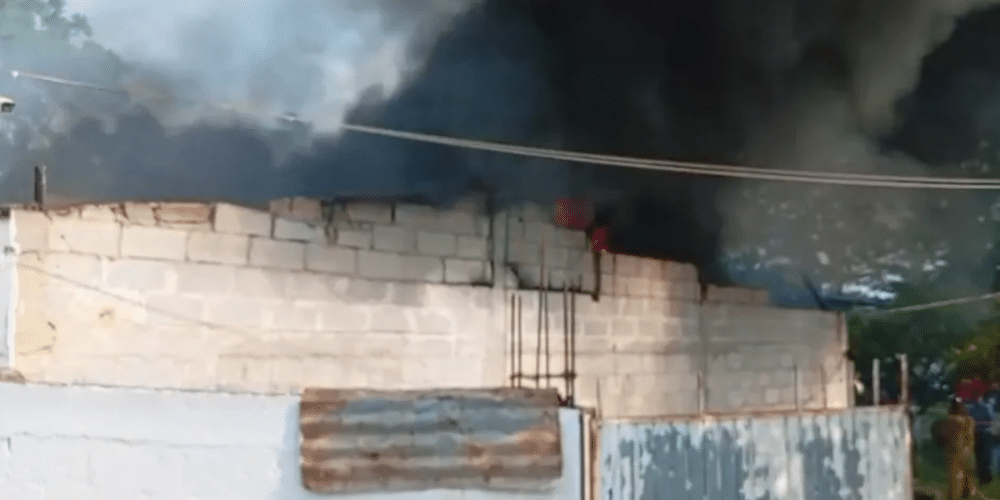 Bomberos de Huejutla apagan incendio en bodega de Veracruz