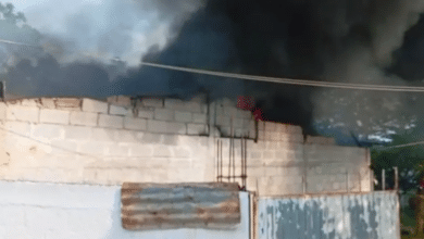 Bomberos de Huejutla apagan incendio en bodega de Veracruz