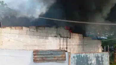 Bomberos de Huejutla apagan incendio en bodega de Veracruz