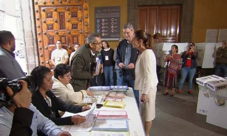 Claudia Sheinbaum vota en elección judicial