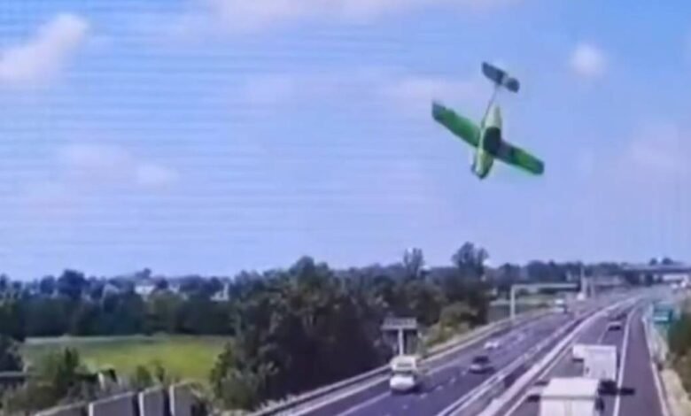 Accidente de avioneta en Italia provoca incendio en autopista