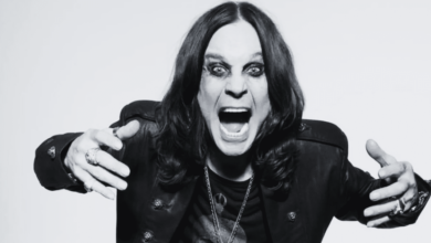 El legendario vocalista de Black Sabbath, Ozzy Osbourne, falleció a los 76 años, dejando un legado imborrable en la historia del heavy metal y la televisión. Su carrera fue una mezcla de excesos, música potente y una inesperada conexión familiar a través de la pantalla chica.