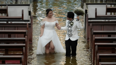 Las imágenes de una pareja que no dejó que el clima arruinara su día especial y se casó en una iglesia inundada en Malolo, Filipinas, están dándole la vuelta al mundo.