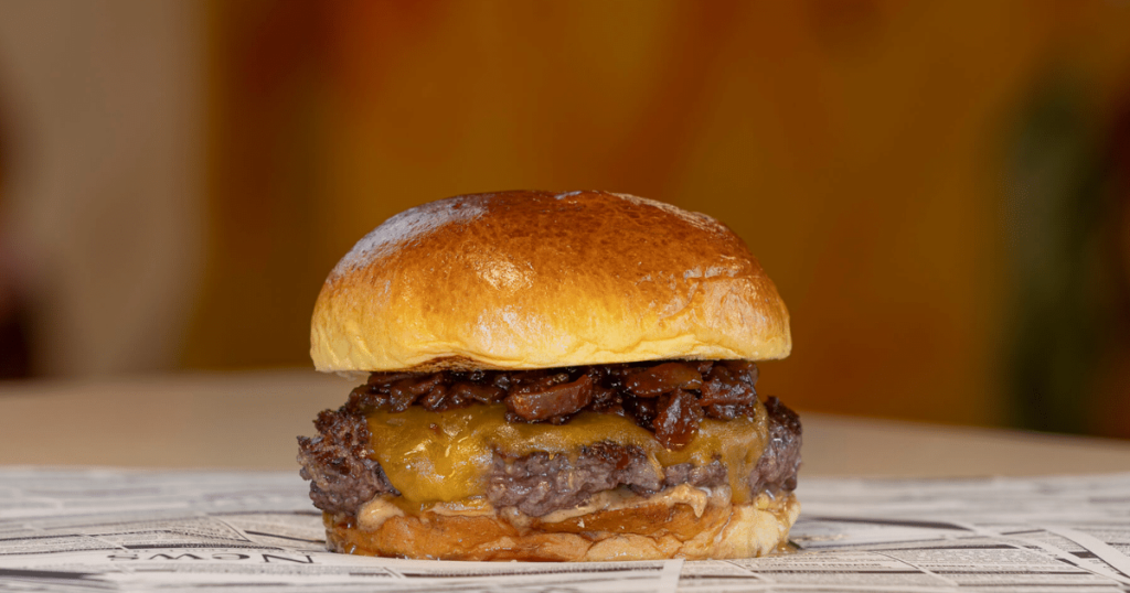 El origen de la hamburguesa: historia y evolución del icónico platillo mundial,El momento,AL momento,Gastronomia,EL momento gastronomia,Gastronomia hoy,Origen,Historia,Historia de las hamburguesas,hamburguesa,origen de la hamburguesa,historia de la hamburguesa,hamburguesa tradicional,comida rápida,platillo internacional,gastronomía mundial,evolución hamburguesa,cultura culinaria,comida americana,inmigrantes alemanes,filete Hamburgo,hamburguesa gourmet,comida popular,recetas de hamburguesa,historia culinaria,platillos icónicos,gastronomía estadounidense,hamburguesa casera,versiones vegetarianas hamburguesa,cadenas de comida rápida,