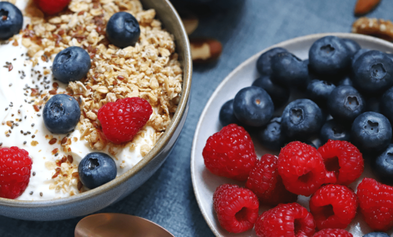Estos tres desayunos —rápidos de preparar, ricos en proteína, fibra y grasas buenas— te mantendrán saciado hasta la hora de la comida y darán un impulso sostenido a tu energía y salud cardiovascular.