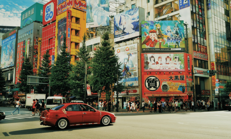 Japón vive una transformación cultural barrios icónicos adoptan estética china en anime, comercio y gastronomía