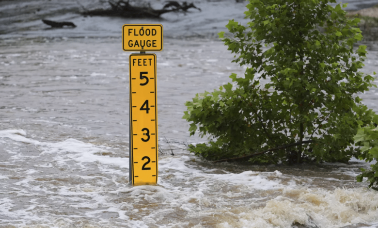 Texas declara emergencia por inundaciones y activa operativo de búsqueda tras desapariciones en campamento infantil (Eric Gay The AP)