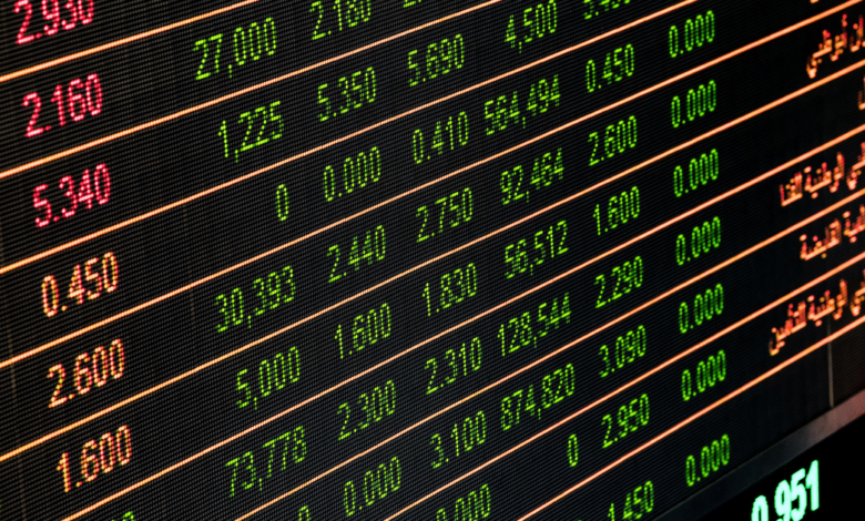 Las principales bolsas europeas abrieron esta semana en rojo, con excepción de Londres, debido a la tensión comercial generada por los nuevos aranceles anunciados por Donald Trump hacia la Unión Europea y México. El sector automotriz lidera las pérdidas.