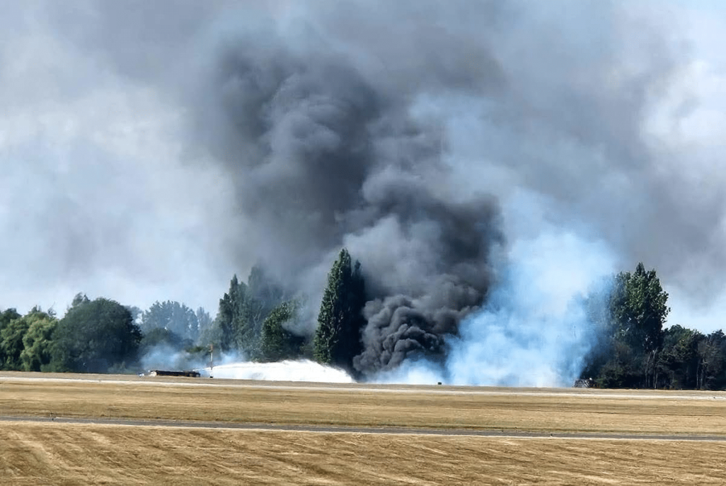 accidente aéreo Londres,explosión en aeropuerto Southend,Beechcraft B200 Super King Air,emergencia aérea Reino Unido,AAIB investigación,aeropuerto Southend,avión privado Reino Unido,incidente aviación Londres,servicios de emergencia Essex,avión se estrella Londres