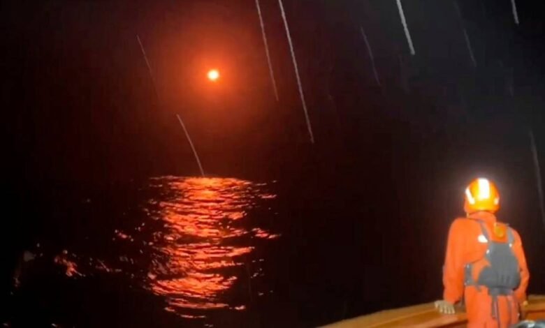 Rescatan a desaparecidos tras naufragio de un barco en Indonesia