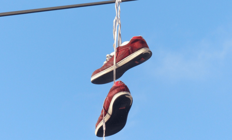 ¿Por qué cuelgan zapatos en los cables de luz El significado detrás de esta práctica global