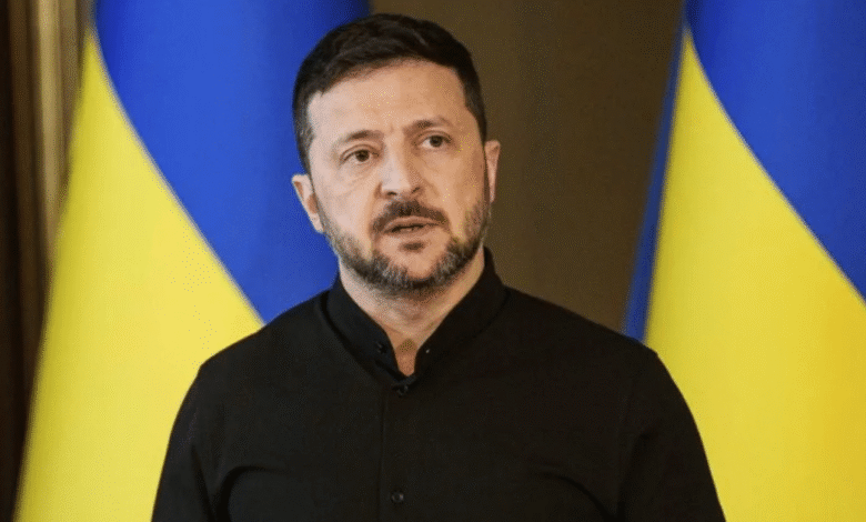 El presidente de Ucrania, Volodimir Zelenski, reiteró que su país no entregará tierras a Rusia y reclamó que Kiev forme parte de las conversaciones para alcanzar una paz.