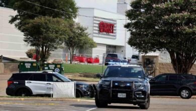 Reportan 3 muertos en tiroteo en estacionamiento de tienda en Texas