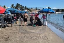 Rescatan a mujer a punto de ahogarse en Playa Villa del Mar (Foto de e.consulta.com)