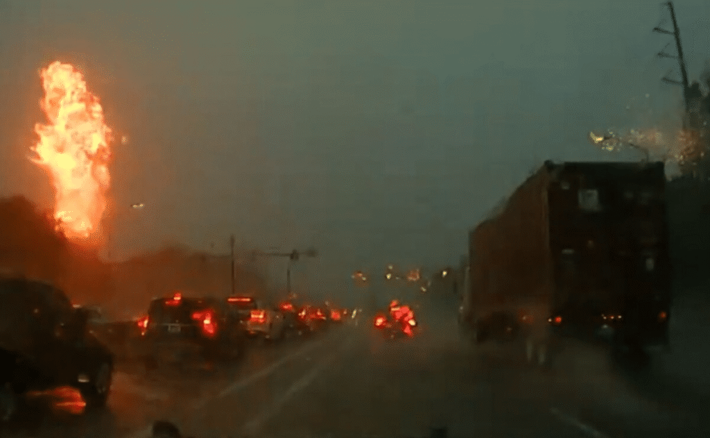 rayo en Carolina del Sur,explosión transformador Mount Pleasant,tormenta tropical Erin,cortes de luz Carolina del Sur,rayos y tormentas,seguridad eléctrica,prevención tormentas eléctricas,temporada de tormentas en Carolina del Sur,accidente por rayo,incendio por transformador,corte de energía Mount Pleasant,advertencia meteorológica,descargas eléctricas,tormenta eléctrica agosto,daños por rayos.