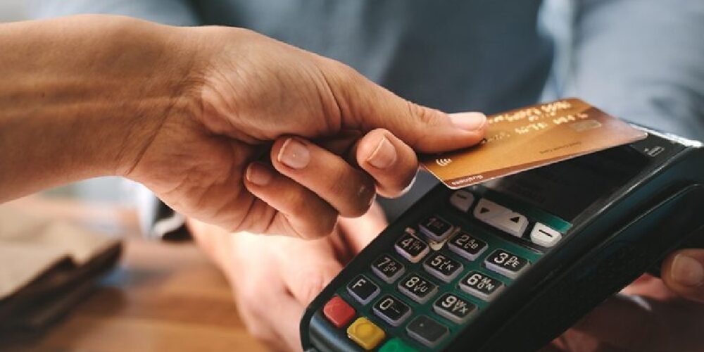 ¿Pagaste con tarjeta y te cobraron comisión? Conoce qué hacer (Foto de internet)