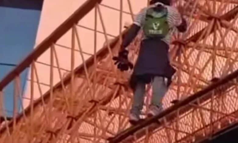 Hombre camina por puente de varios metros de altura de Xalapa (Foto de internet)