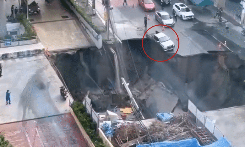 Un cráter se abrió de golpe en una calle muy transitada de Bangkok, cerca del hospital Vajira. El hundimiento derribó autos, postes eléctricos, tuberías de agua y condujo a evacuar el área como medida de precaución.