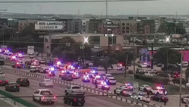 Un ataque armado sacudió este miércoles una instalación del Servicio de Inmigración y Control de Aduanas (ICE) en Dallas. El sospechoso abrió fuego desde un inmueble cercano, dejando una víctima mortal y dos heridos hospitalizados. El atacante murió por una herida autoinfligida.