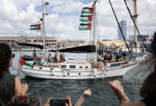 Una treintena de embarcaciones partieron de Barcelona con ayuda humanitaria para Gaza en la llamada Global Sumud Flotilla. La misión, que busca denunciar el bloqueo a la Franja, cuenta con la participación de Greta Thunberg, artistas y legisladores europeos.