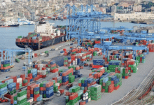 Los estibadores del puerto de Génova advirtieron que bloquearán todo el tránsito de mercancías con Israel si se atenta contra la flotilla humanitaria que navega hacia Gaza para romper el bloqueo. La amenaza cobra peso por la relevancia estratégica del puerto en el comercio europeo.