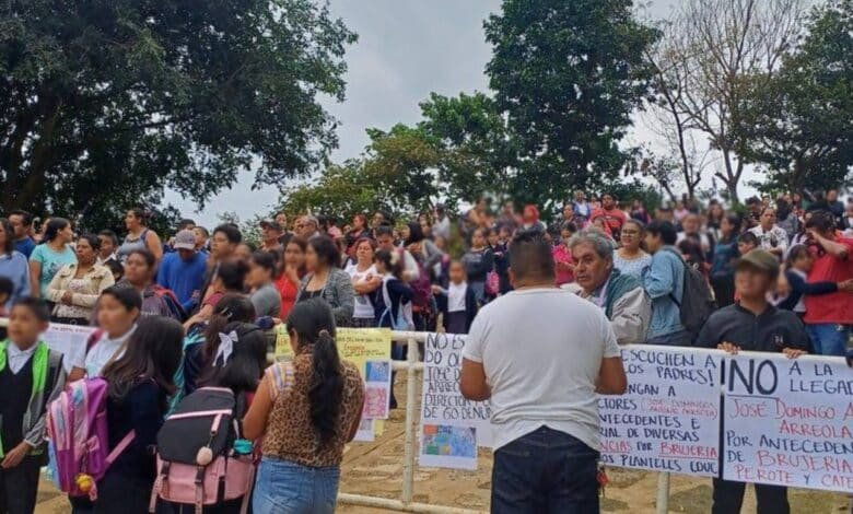 Protesta por destitución de director acusado de brujería en Xalapa (Foto de Imagen del Golfo)