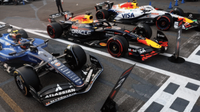 El neerlandés Max Verstappen saldrá primero en el Gran Premio de Azerbaiyán 2025, luego de una sesión marcada por seis banderas rojas y clima cambiante en el circuito urbano de Bakú.