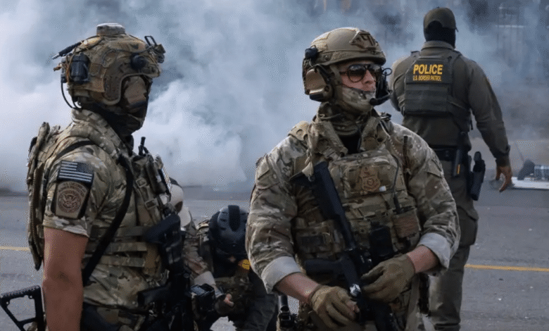 El gobierno del presidente Donald Trump calificó este domingo a la ciudad de Chicago como una “zona de guerra”, justificando así el despliegue de 300 soldados de la Guardia Nacional, una medida que fue ejecutada pese a la oposición del gobernador de Illinois, J.B. Pritzker, y de las autoridades demócratas locales.