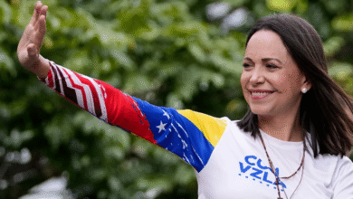 María Corina Machado, principal figura de la oposición venezolana, fue galardonada este viernes, 10 de octubre de 2025, con el Premio Nobel de la Paz. El Comité Noruego del Nobel en Oslo justificó la elección por su "promoción de los derechos democráticos" y su rol unificador en la búsqueda de una "transición justa y pacífica de la dictadura a la democracia" en Venezuela.