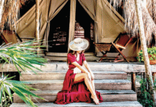 Una modalidad de alojamiento ha ganado relevancia en las costas de Yucatán y Quintana Roo: el glamping. Este concepto, cuyo nombre proviene de la fusión de las palabras glamour y camping, ofrece a los visitantes la oportunidad de experimentar una profunda cercanía con la naturaleza sin sacrificar las comodidades de un resort de lujo.
