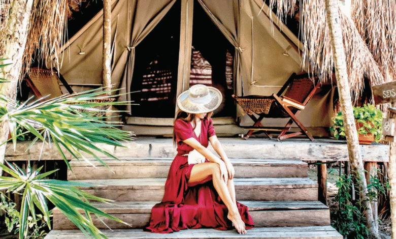 Una modalidad de alojamiento ha ganado relevancia en las costas de Yucatán y Quintana Roo: el glamping. Este concepto, cuyo nombre proviene de la fusión de las palabras glamour y camping, ofrece a los visitantes la oportunidad de experimentar una profunda cercanía con la naturaleza sin sacrificar las comodidades de un resort de lujo.