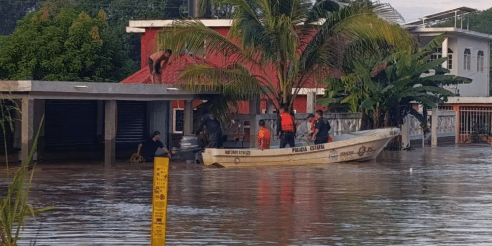 El desbordamiento del Río Cazones deja un muerto y a familias atrapadas (Foto por la Secretaría de protección Civil de Veracruz)