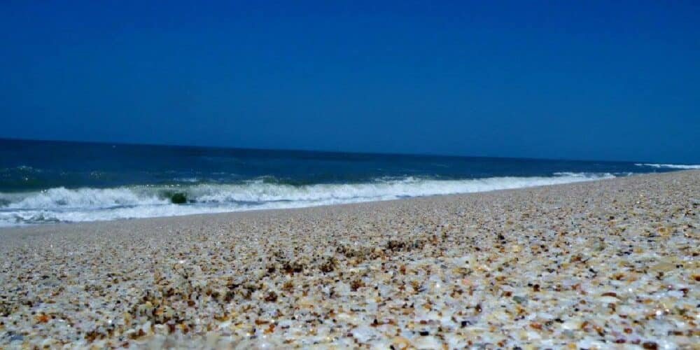 Playa Chaparrales, un recinto de conchas y piedras multicolores frente al mar (Foto de internet)