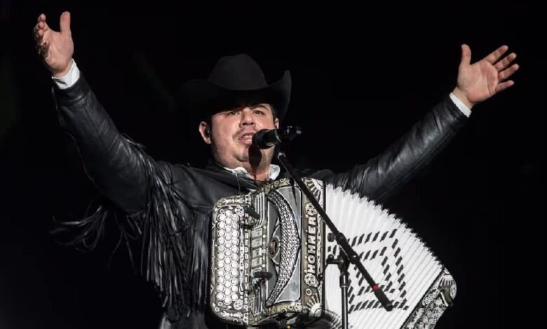 Alfredo Olivas preocupa a sus fans al recibir un "regalo" durante su show en Pachuca (Foto de internet)