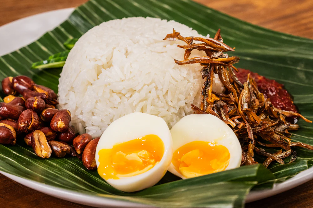 Malasia,gastronomía,receta,origen,ingrendientes,Nasi Lemak,gastronomía de Malasia,receta Nasi Lemak,comida malaya,platillo nacional,sambal,arroz con coco,historia,cocina asiática.