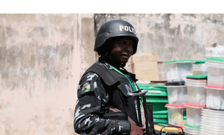 Alrededor de las 4 a.m. del lunes, asaltantes fuertemente armados irrumpieron en la escuela secundaria para niñas “Government Girls Comprehensive Secondary School” en Maga, al noroeste de Nigeria, secuestrando a 25 alumnas y matando a la vicedirectora y un vigilante.